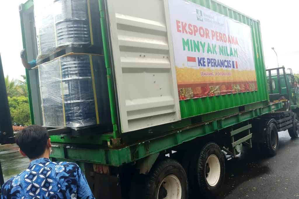 Menurut David, SHI sendiri sudah mulai memproduksi minyak atsiri sejak awal 2021. Produksinya didukung dengan teknologi yang modern dan juga kapasitas produksi terpasang yang besar.