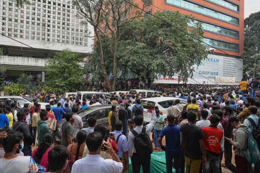 Publik dan penggemar aktor film Kannada, Puneeth Rajkumar dengan cemas menunggu di luar rumah sakit swasta di Bangalore pada Jumat, 29 Oktober 2021.