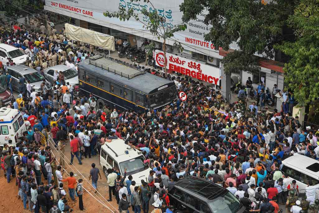 Ribuan penggemar yang berduka memadati jalan-jalan di Bangalore pada Jumat, 29 Oktober 2021, setelah kematian mendadak bintang film regional India, Puneeth Rajkumar karena serangan jantung pada usia 46 tahun.