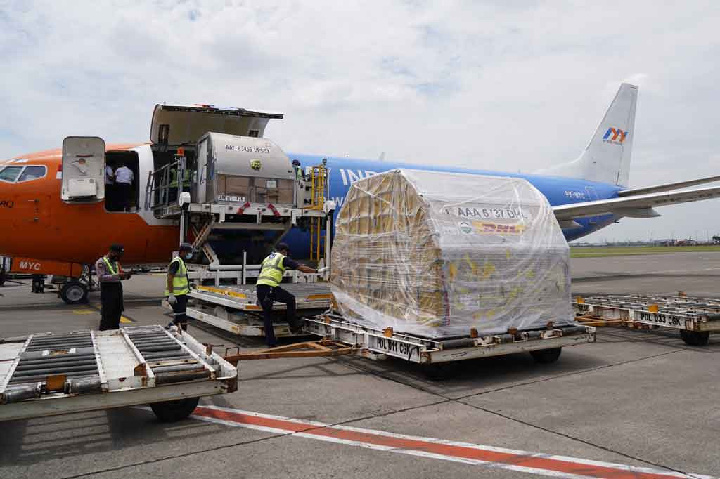  Pemerintah Indonesia menerima tiga tahap kedatangan vaksin covid-19 total 6,5 juta dosis dari produsen Pfizer, AstraZeneca, dan Sinovac pada Jumat, 29 Oktober 2021.