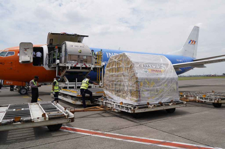  Pemerintah Indonesia menerima tiga tahap kedatangan vaksin covid-19 total 6,5 juta dosis dari produsen Pfizer, AstraZeneca, dan Sinovac pada Jumat, 29 Oktober 2021.