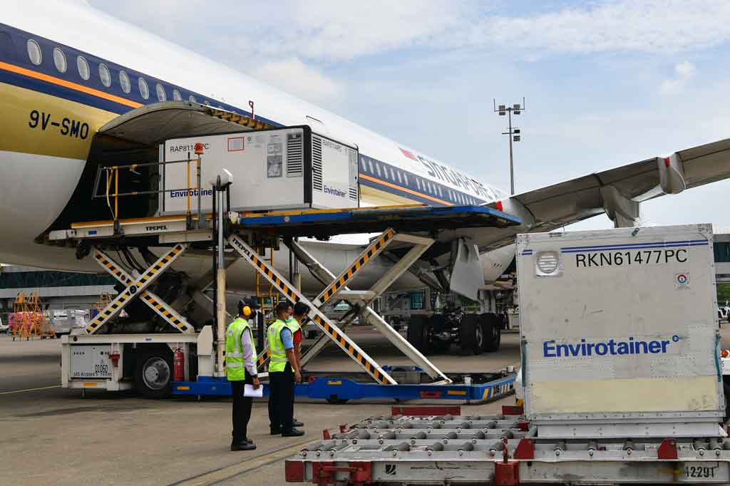 Menurut Nadia penambahan stok vaksin di Indonesia diharapkan masyarakat dapat segera melakukan vaksinasi untuk mengantisipasi gelombang lanjutan covid-19.