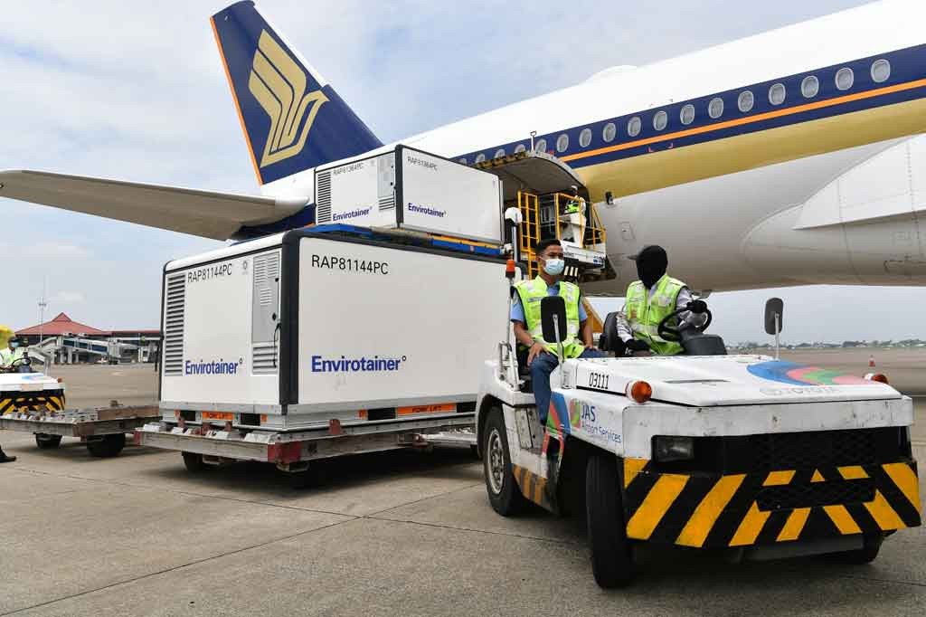 Vaksin tahap ke-105 segera didistribusikan ke berbagai wilayah untuk percepatan penyuntikan pada wilayah dengan cakupan vaksinasi rendah. Vaksin Pfizer yang mendarat di Bandara Soekarno-Hatta - Jakarta, Banten itu akan dikirimkan ke empat lokasi yaitu Dinas Kesehatan (Dinkes) Banten, Dinkes Bengkulu, Dinkes Nusa Tenggara Barat, dan Dinkes Lampung.