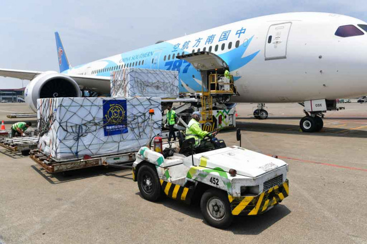 Sementara vaksin tahap ke-105 yang mendarat di Bandara Ahmad Yani, Semarang, akan disalurkan ke Dinkes Provinsi Jawa Tengah, serta yang tiba di Bandara Juanda - Surabaya segera dikirimkan ke Dinkes Provinsi Jawa Timur.