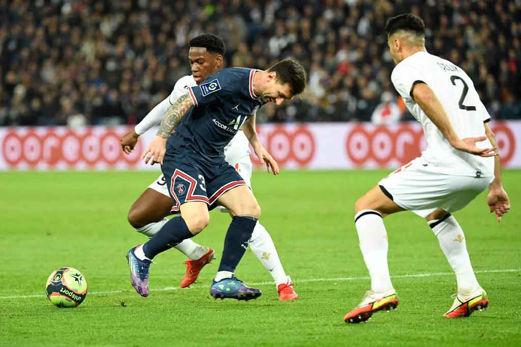 Lionel Messi yang sempat diragukan bisa tampil nyatanya diturunkan oleh Mauricio Pochettino sejak sepak mula, tapi PSG kesulitan membangun serangan berbahaya menghadapi Lille yang menerapkan lini pertahanan tinggi.