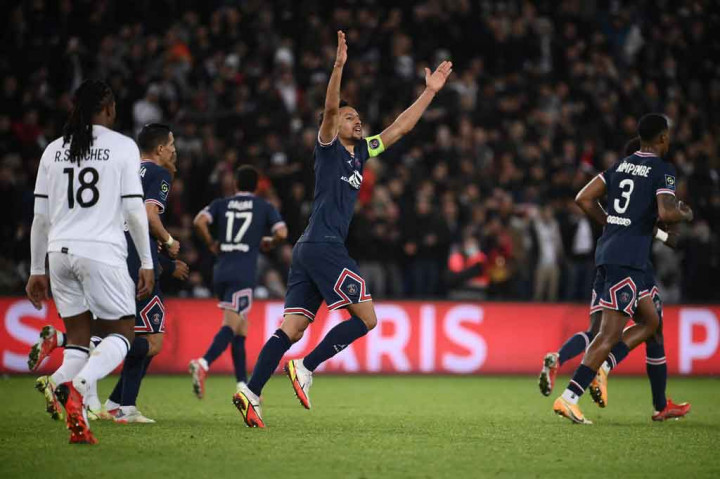 Kerja keras PSG untuk bangkit akhirnya membuahkan hasil pada menit ke-74 saat Marquinhos berdiri bebas di dalam kotak penalti Lille untuk menyambut umpan silang Di Maria dengan sepakan keras yang tak mampu diantisipasi Grbic. PSG satu, Lille satu.