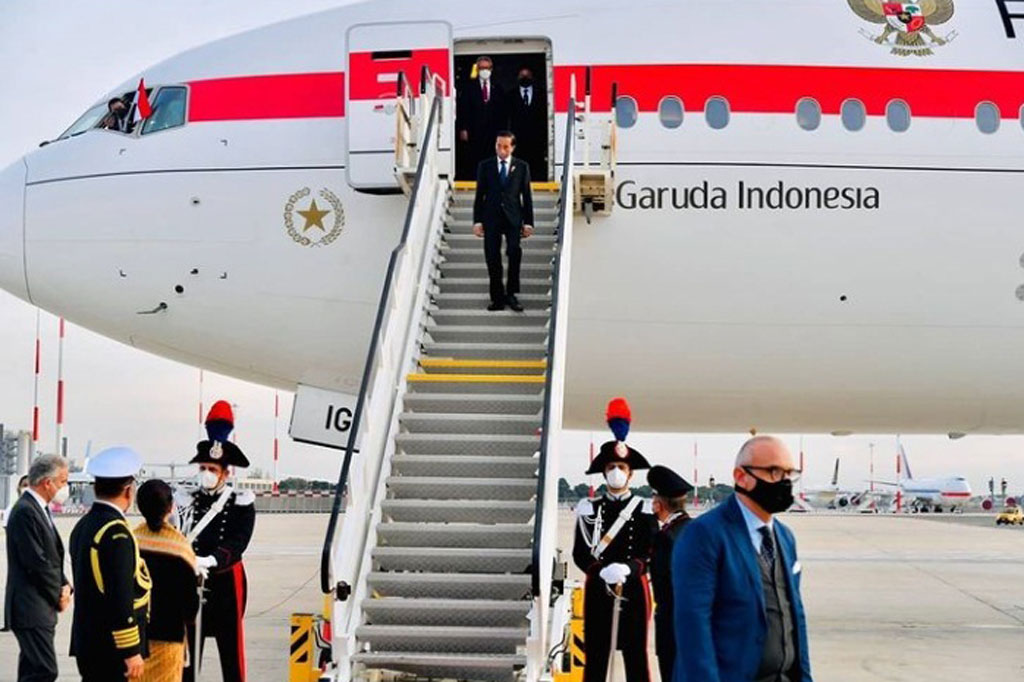  Presiden Joko Widodo tiba di Bandara Fiumicino, Roma, Italia, Jumat, 29 Oktober 2021 pukul 17.25 waktu setempat, untuk menghadiri Konferensi Tingkat Tinggi (KTT) G20.