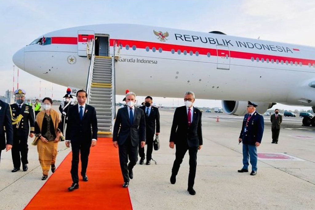 Presiden disambut oleh pejabat dari Italia H.E.Raimondo de Cardona dan Atase Pertahanan Republik Indonesia di Roma, Duta Besr LBBP RI untuk Italia R.A. Esti Andayani, dan Kolonel Laut TNI Wachyad.  