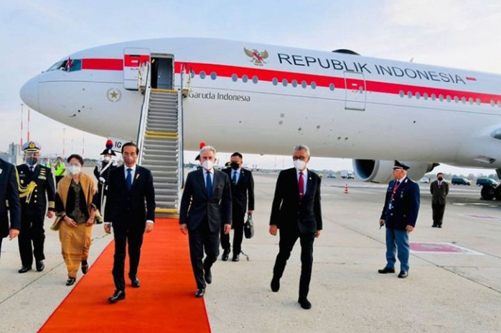 Presiden disambut oleh pejabat dari Italia H.E.Raimondo de Cardona dan Atase Pertahanan Republik Indonesia di Roma, Duta Besr LBBP RI untuk Italia R.A. Esti Andayani, dan Kolonel Laut TNI Wachyad.  