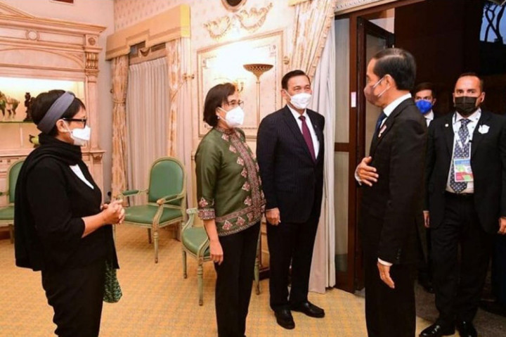 Presiden Jokowi dan rombongan selanjutnya menuju kendaraan yang telah disiapkan untuk kemudian menuju hotel tempatnya bermalam.