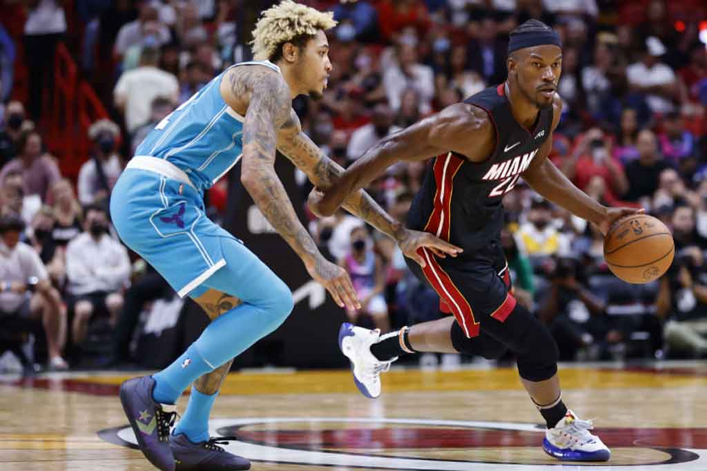 Jimmy Butler mencetak 32 poin, tertinggi dalam pertandingan, sementara Bam Adebayo menambahkan 26 poin dan 19 rebound untuk membawa tuan rumah Miami Heat mengalahkan Charlotte Hornets 114-99 pada Sabtu, 30 Oktober 2021 WIB.