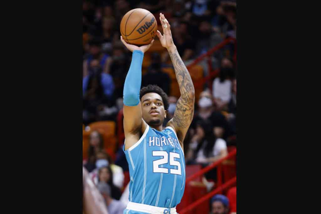 PJ Washington kembali beraksi setelah absen dalam dua pertandingan dengan menyumbang sembilan poin dalam 22 menit penampilannya dari bangku cadangan.
