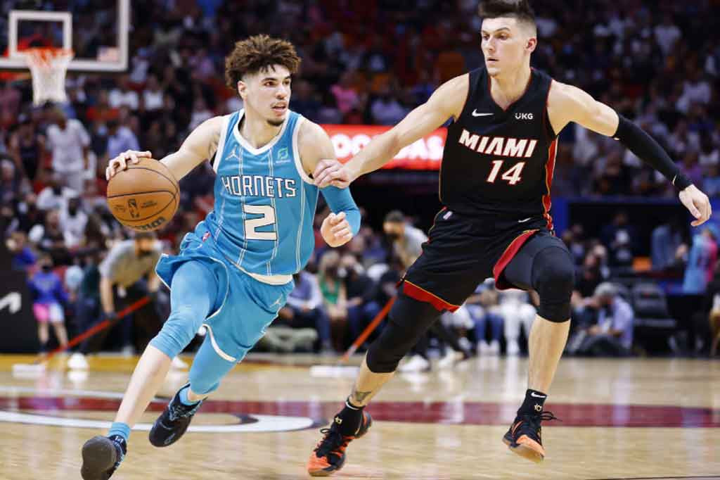 Sementara LaMelo Ball, peraih gelar NBA Rookie of the Year, membuat enam assist, tetapi hanya menghasilkan enam poin.