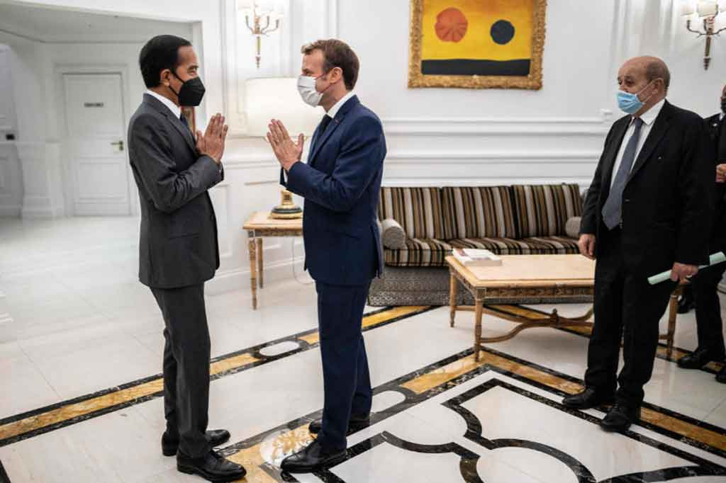 Presiden Joko Widodo melakukan pertemuan bilateral dengan Presiden Prancis Emanuel Macron di sela-sela sesi ekonomi dan kesehatan global dalam KTT G20 di Roma, Italia, Sabtu, 30 Oktober 2021 WIB.