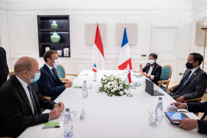 Dalam pertemuan bilateral tersebut, Presiden Jokowi didampingi Menteri Luar Negeri Retno marsudi, sementara Macron didampingi Menlu Jean-Yves Le Drian.