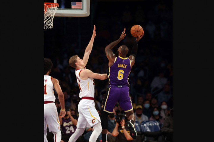 Selain itu, dia juga memberikan delapan assist, yang tertinggi di tim. Dua dari assist James bahkan membuat Anthony sukses melakukan lemparan tiga angka.