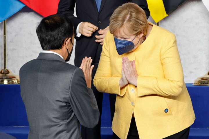 Tampak Presiden Jokowi menyapa Kanselir Jerman Angela Merkel usai melakukan sesi foto.