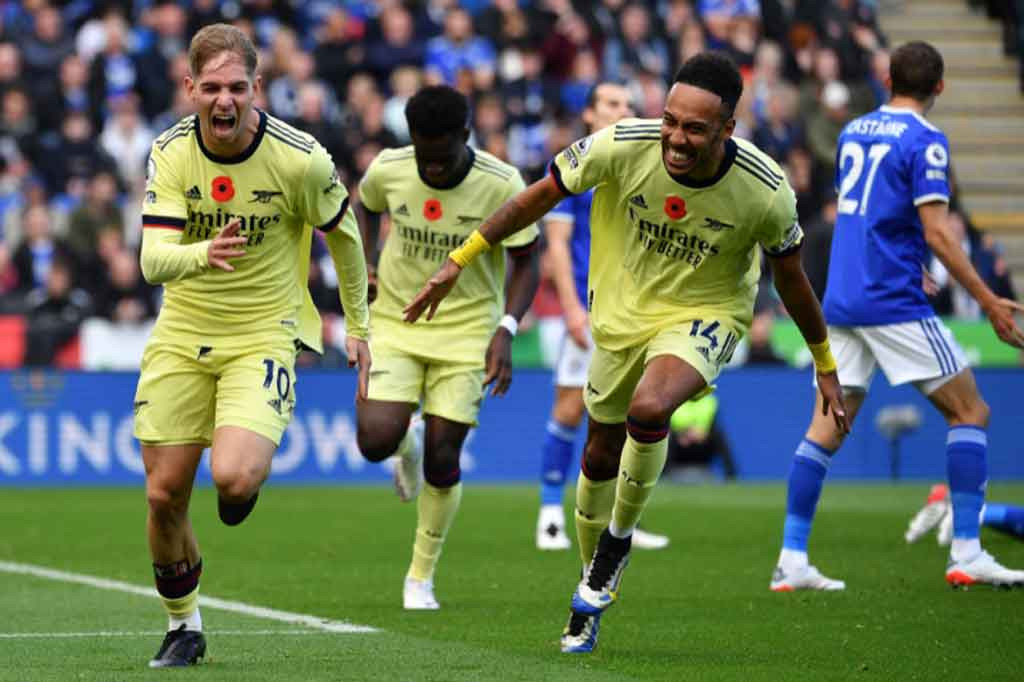 Arsenal mengambil inisiatif serangan di awal laga dan mampu membuka keunggulan pada menit kelima lewat tandukan Gabriel Magalhaes menyambut sepak pojok Bukayo Saka demi menjebol gawang tuan rumah.