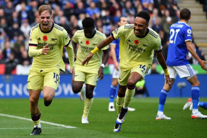 Arsenal mengambil inisiatif serangan di awal laga dan mampu membuka keunggulan pada menit kelima lewat tandukan Gabriel Magalhaes menyambut sepak pojok Bukayo Saka demi menjebol gawang tuan rumah.