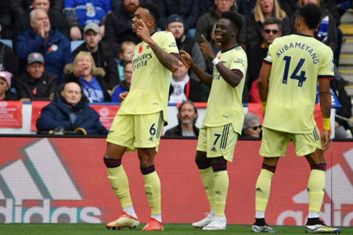 Pada menit ke-18, Arsenal berhasil menggandakan keunggulan mereka saat Emile Smith-Rowe dengan cermat menyambar bola liar hasil serangan Saka dan Alexandre Lacazette, yang gagal diantisipasi sempurna oleh barisan pertahanan Leicester.