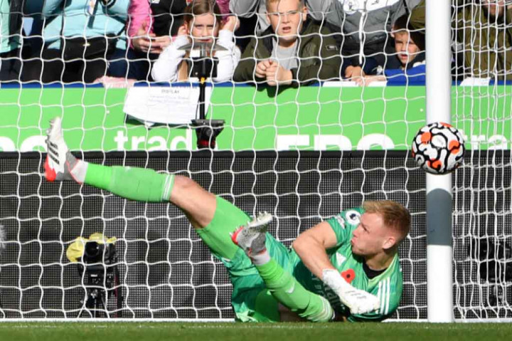 Tertinggal dua gol, Leicester berusaha bangkit dan nyaris mencetak gol balasan pada menit ke-28 memanfaatkan blunder Aaron Ramsdale. Beruntung kiper jebolan akademi Sheffield United itu segera membayar kesalahannya dengan menepis tembakan Kelechi Iheanacho.