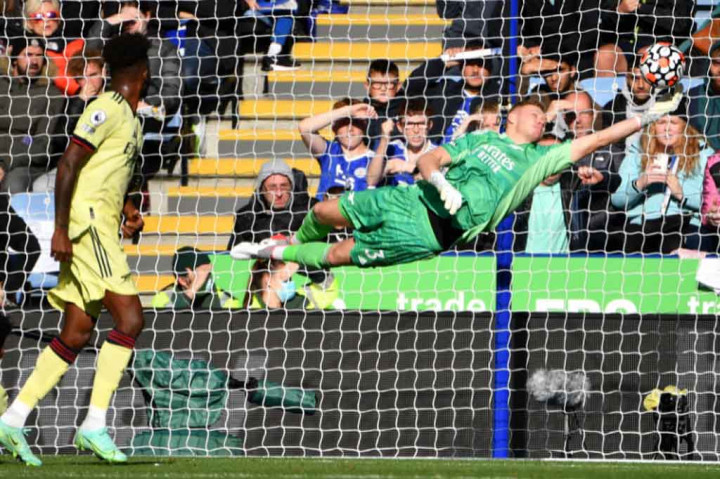 Dua menit jelang turun minum, Ramsdale melakukan aksi gemilang dengan menepis tendangan bebas James Maddison sebelum menghalau sambaran Jonny Evans atas bola muntah dengan menggunakan kakinya. Skor 2-0 untuk Arsenal bertahan hingga jeda.