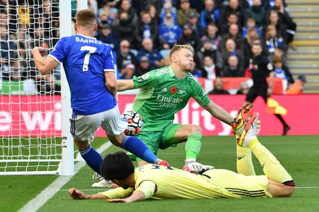 Leicester terus berupaya menguasai bola dan menciptakan ancaman di paruh kedua laga, tetapi berbagai usaha mereka itu selalu dimentahkan aksi-aksi gemilang Ramsdale.