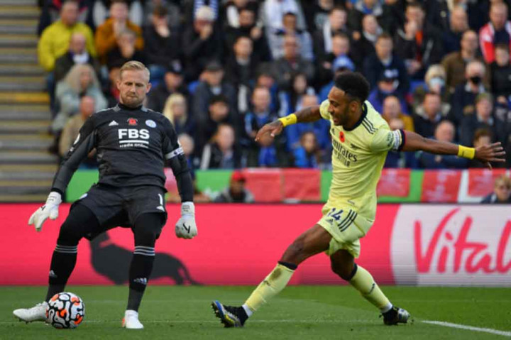 Di sisi gawang berbeda, Arsenal nyaris menambah keunggulan lagi pada menit ke-70, tetapi Schmeichel sukses menggagalkan tembakan Pierre-Emerick Aubameyang menggunakan kakinya. Skor 2-0 untuk kemenangan tim tamu bertahan hingga peluit tanda bubaran berbunyi.