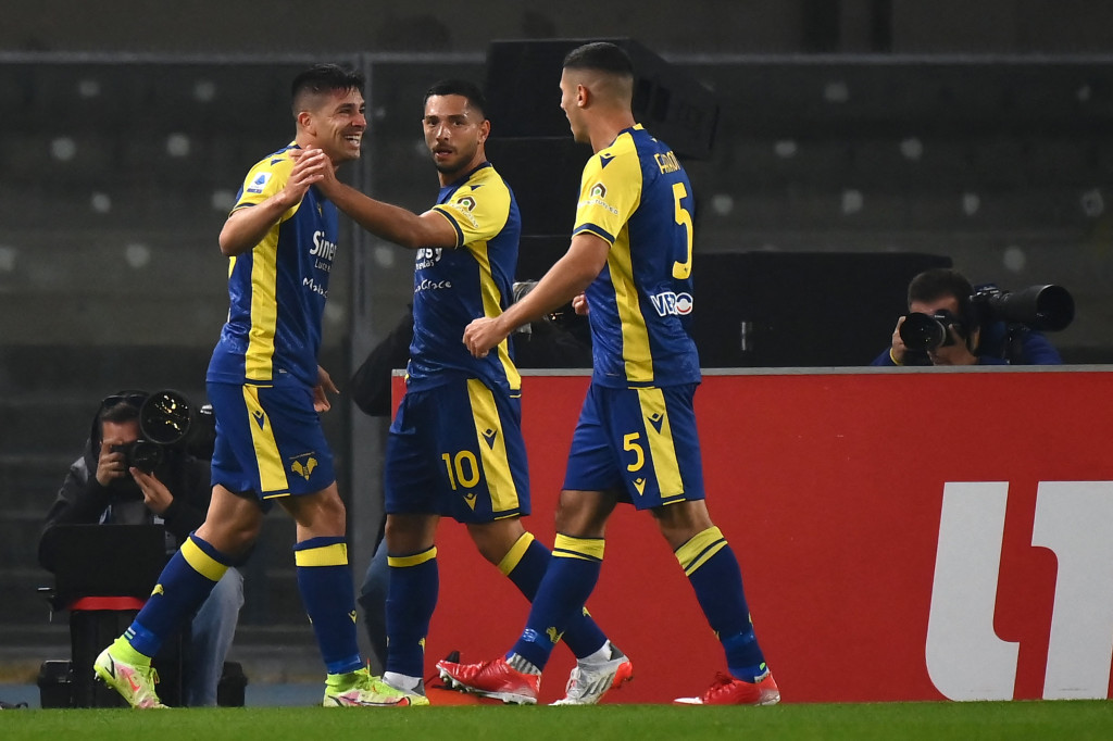 Verona sukses mengungguli Juventus 2-0 di babak pertama lewat sepasang gol dari Giovanni Simeone.