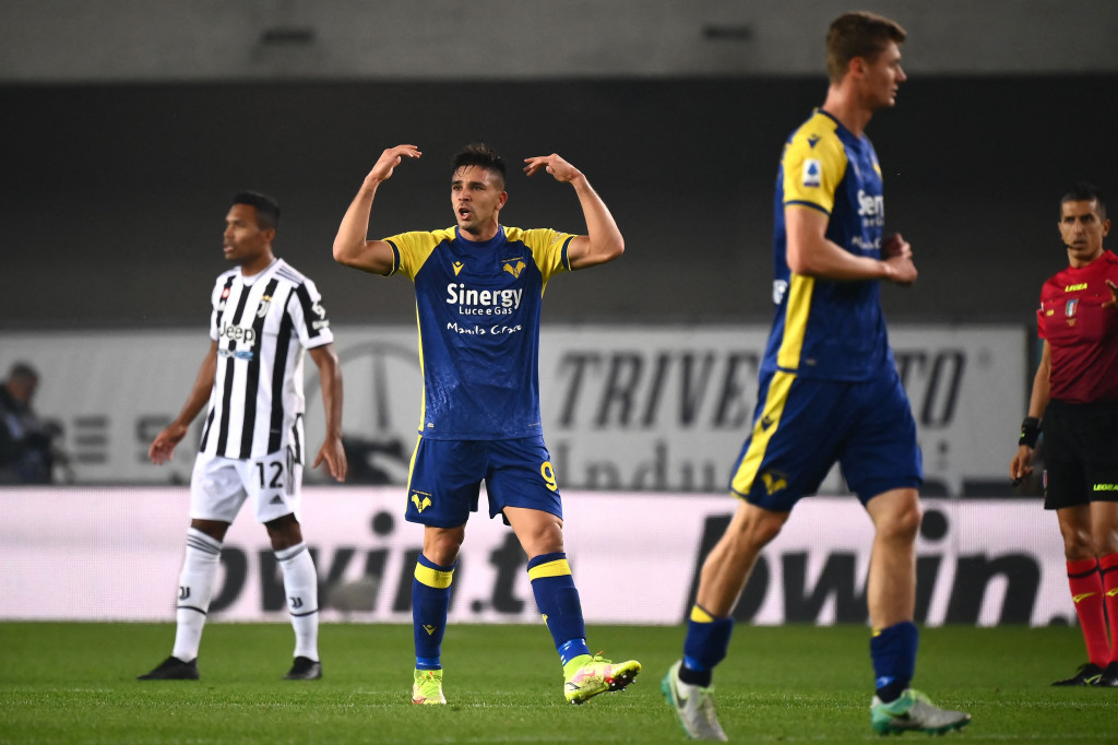 Giovanni Simeone melakukan selebrasi usai mencetak gol ke gawang Juventus dalam lanjutan Liga Italia di Stadion Marcantonio Bentegodi tuntas pada Minggu, 31 Oktober 2021.