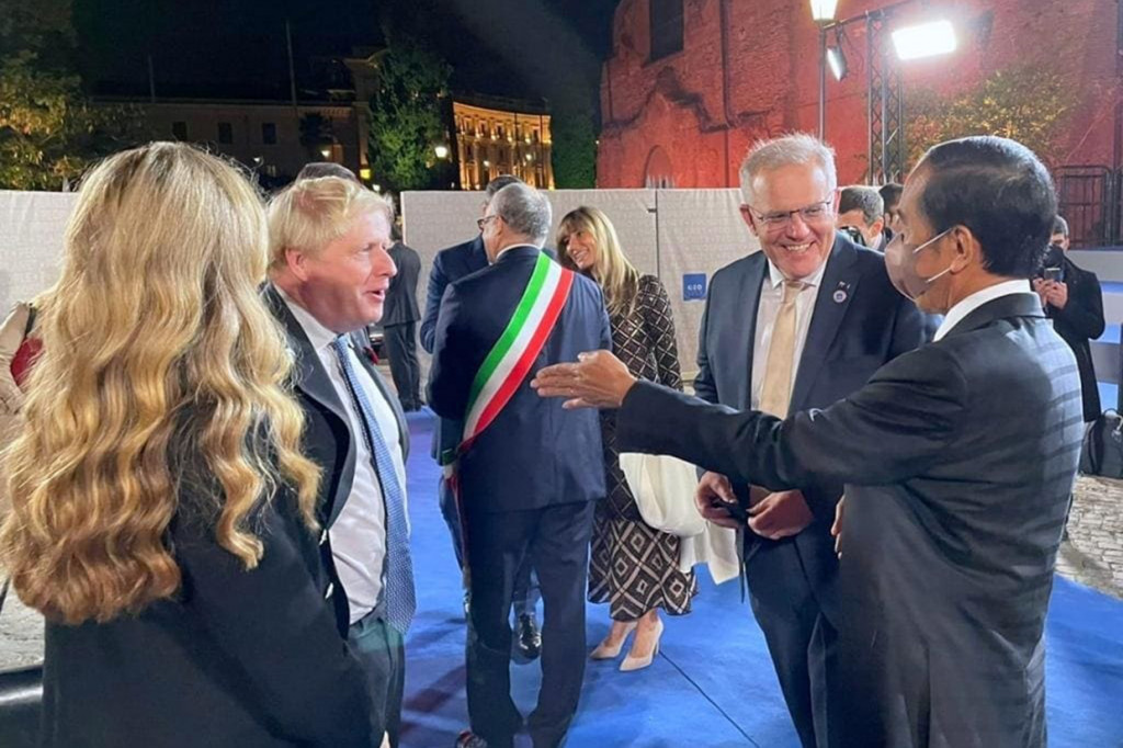 Presiden Jokowi kemudian bergabung bersama Perdana Menteri Italia Mario Draghi dan para pemimpin negara lain untuk menyaksikan pertunjukan budaya yang menyuguhkan karya seni, pertunjukan musik, hingga tarian.