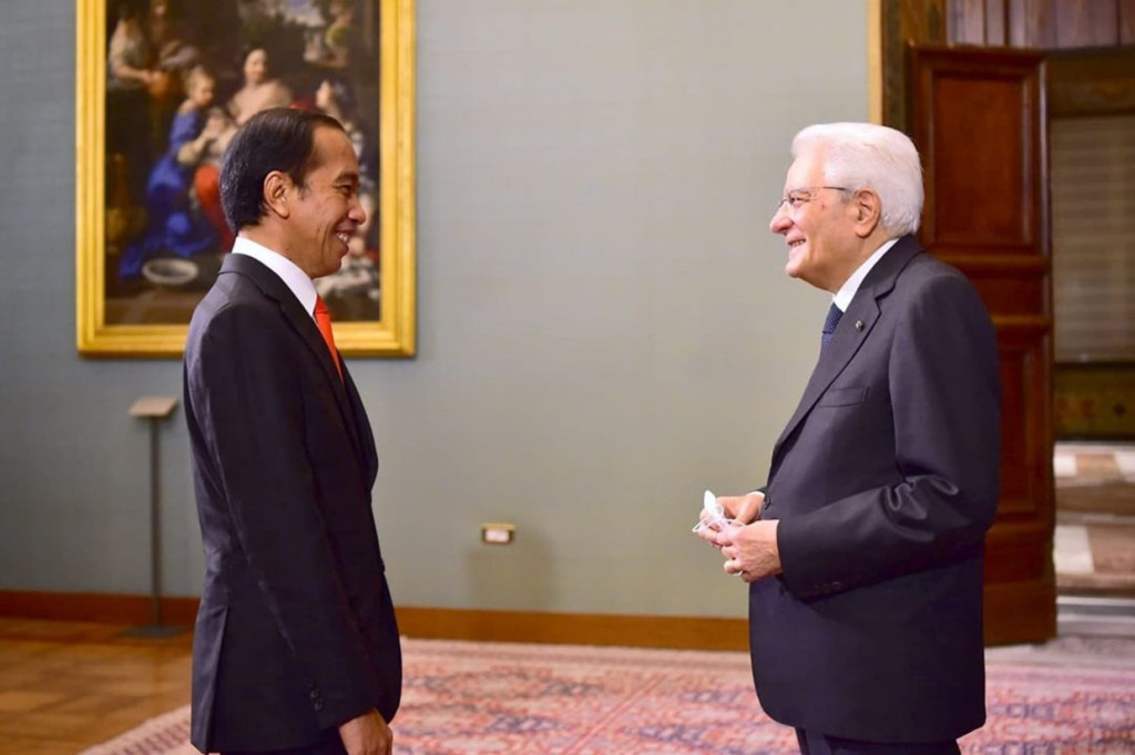 
Setelah itu, Presiden Jokowi menuju Istana Kepresidenen Palazzo del Quirinale untuk menghadiri jamuan santap malam yang disediakan Presiden Italia Sergio Mattarella untuk menyambut para pemimpin G-20.