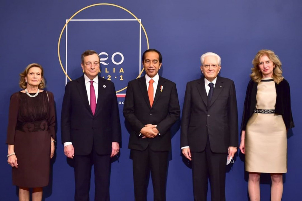 Presiden Joko Widodo bersama para pemimpin negara-negara G-20 menyaksikan pertunjukan kebudayaan di Terme di Diocleziano, Roma, Italia, pada Sabtu, 30 Oktober 2021, malam waktu setempat.