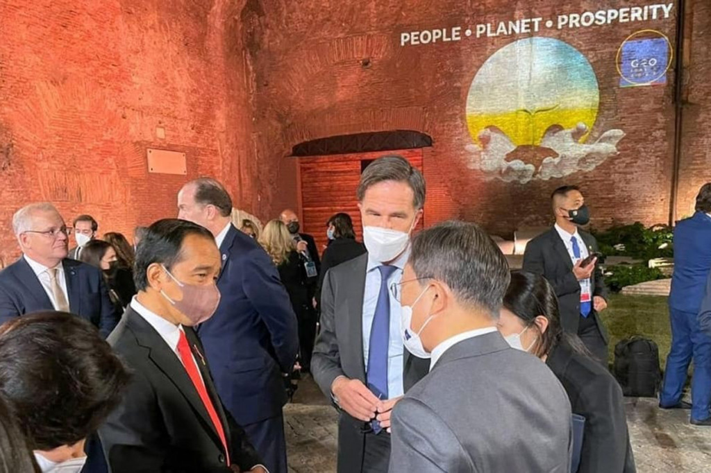 Presiden Jokowi terlihat berbincang akrab bersama sejumlah pemimpin seperti Perdana Menteri Inggris Boris Johnson, Perdana Menteri Australia Scott Morrison, hingga Presiden Korea Selatan Moon Jae-in.