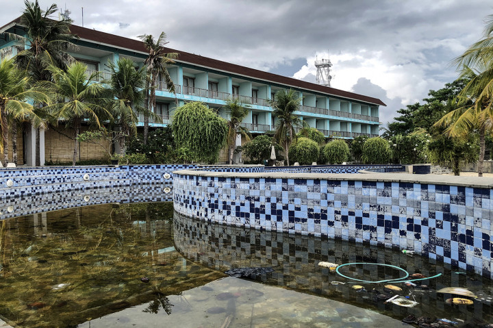 Padahal, dua tahun lalu, tamu harus memesan jauh jauh hari untuk mendapat kamar di hotel yang terletak di tepi Pantai Jungut Batu, Nusa Lembongan, Bali, ini.