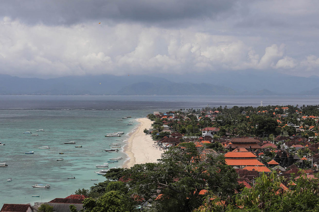 Pemandangan birunya laut dan Gunung Agung di kejauhan membuatnya jadi favorit turis baik asing maupun domestik.