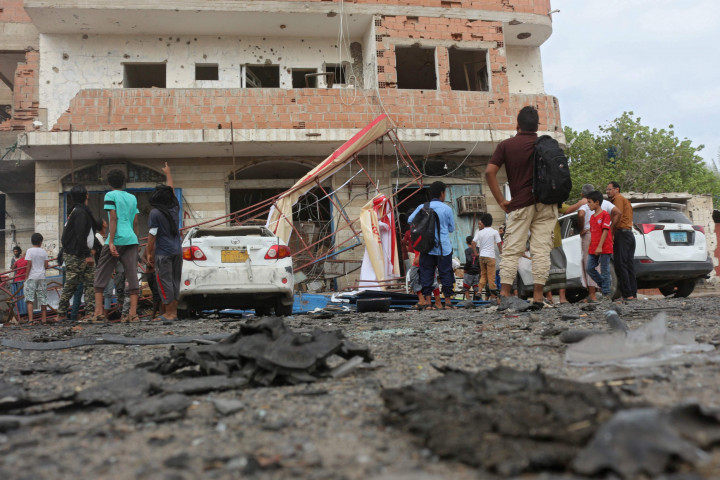 Sedikitnya 12 warga sipil, termasuk anak-anak, tewas hari Sabtu dalam insiden ledakan bom mobil di dekat bandara Aden, ibu kota sementara pemerintah Yaman, ujar pejabat keamanan.
