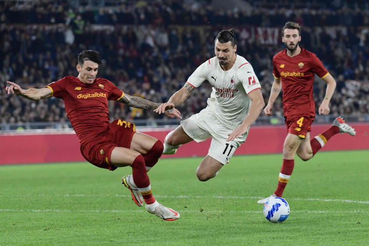 Tujuh menit berselang, Milan bisa menambah gol betulan. Penalti didapat setelah Roger Ibanez melanggar Ibrahimovic.