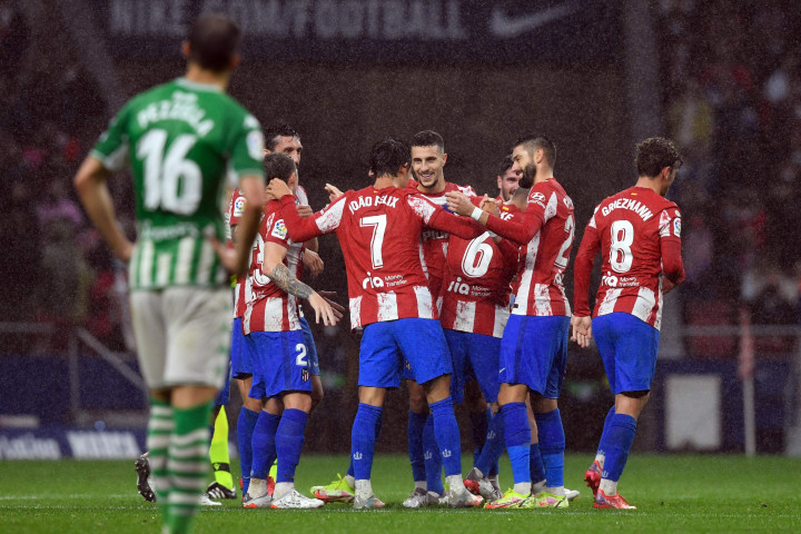 Atletico Madrid sukses mengamankan tiga poin saat membungkam Real Betis tiga gol tanpa balas dalam lanjutan pekan ke-12 Liga Spanyol di Wanda Metropolitano.
