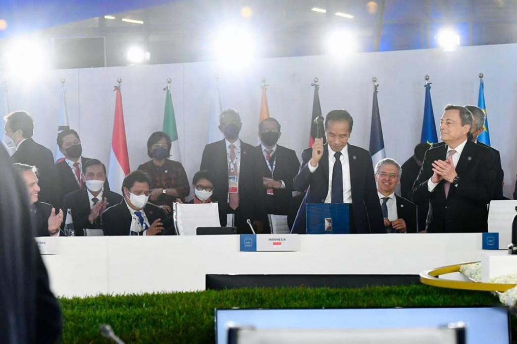 Perdana Menteri Italia Mario Draghi secara simbolis menyerahkan palu kepada Presiden Jokowi yang kemudian mengetukkan palu tersebut.