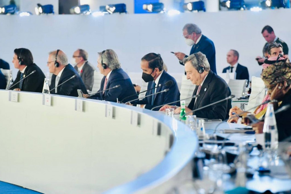 Ketiga, meningkatkan kemampuan adaptasi dan ketangguhan terhadap guncangan dan ketidakpastian masa depan, terutama di sektor kesehatan, kapasitas fiskal, serta kapasitas perencanaan dan implementasi pembangunan.