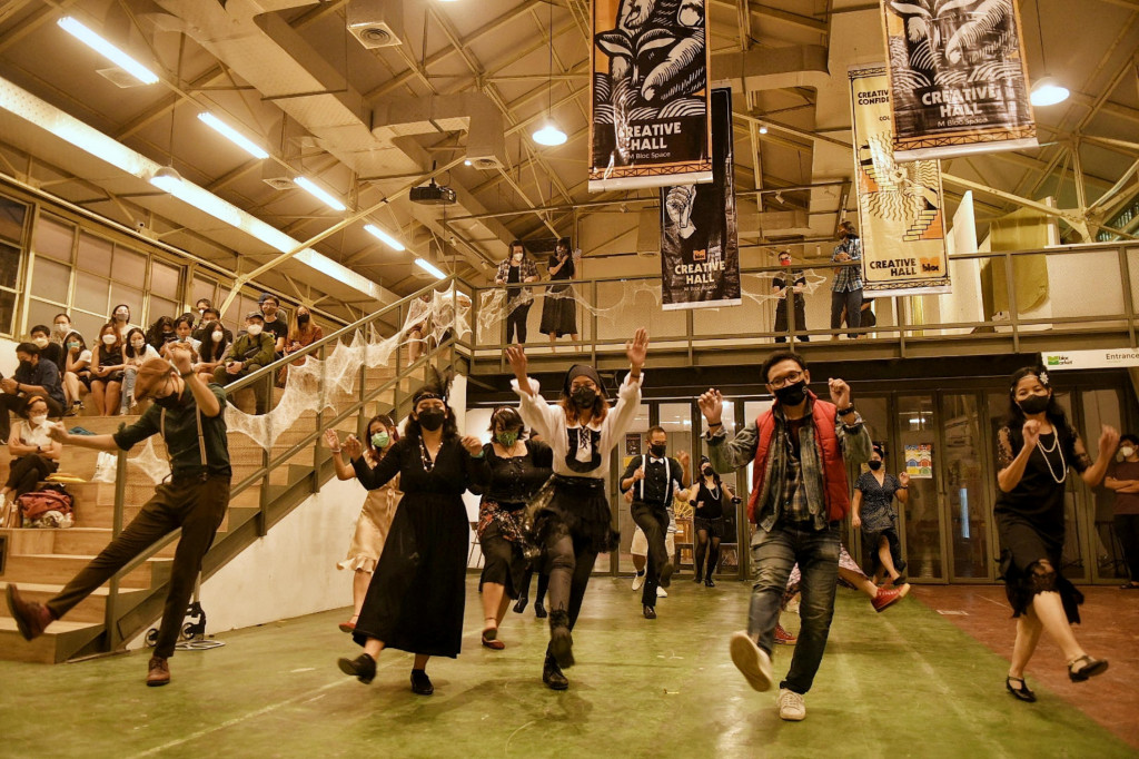 Sejumlah warga berkumpul dalam rangka perayaan Halloween di M-bloc Space, Blok-M, Jakarta, Minggu, 31 Oktober 2021.