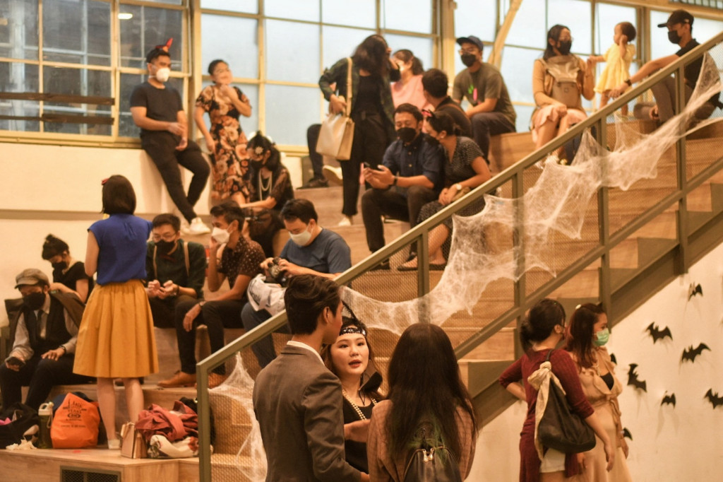 Sejumlah warga berkumpul dalam rangka perayaan Halloween di M-bloc Space, Blok-M, Jakarta, Minggu, 31 Oktober 2021.