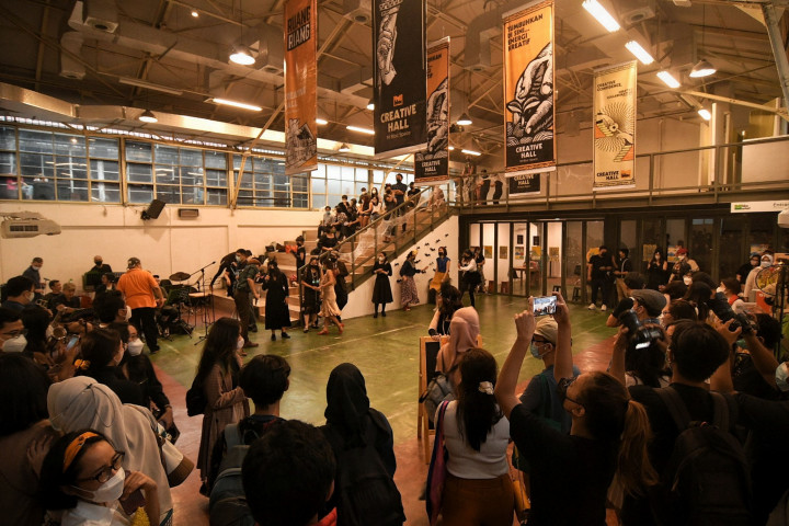 Ruang publik di Jakarta mulai ramai seiring penerapan pemberlakuan pembatasan kegiatan masyarakat (PPKM) level 2 di Ibu Kota. Salah satunya kawasan M Bloc Space, Blok M, Jakarta.