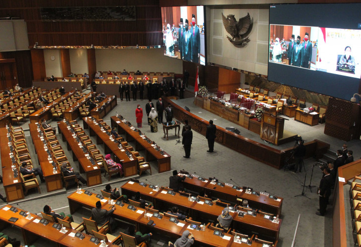 Wakil Ketua DPR Muhaimin Iskandar bersmaa dengan Rachmat Gobel dan Lodewijk F Paulus memimpin pengambilan sumpah dan jajnji Pergantian Antar Waktu (PAW) anggota DPR diiselah-selah Rapat Paripurna DPR Masa Persidangan II Tahun Sidang 2021-2022 di Kompleks Parlemen, Senayan, Jakarta, Senin, 1 November 2021.