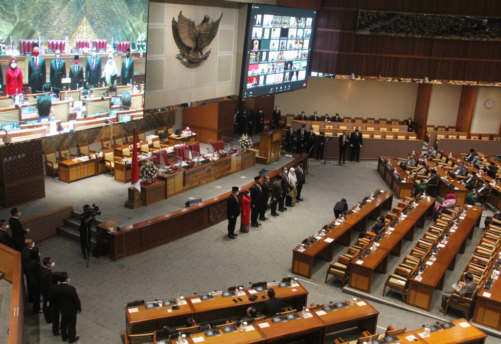 Kelima anggota DPR PAW tersebut berasal dari Fraksi PDIP, PAN, dan PKS.