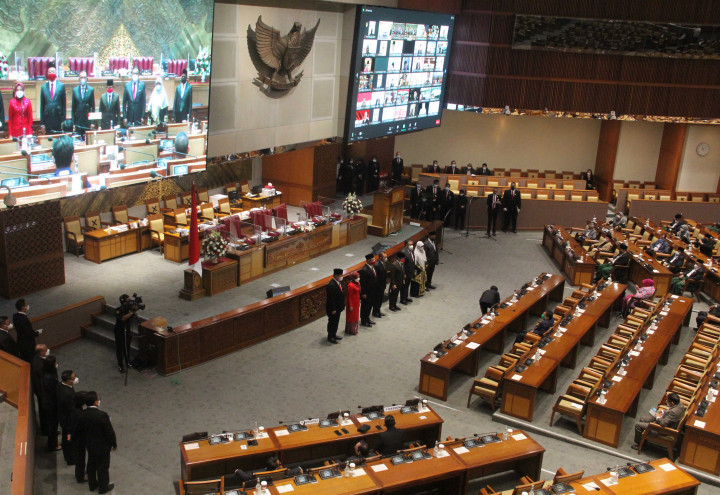 Kelima anggota DPR PAW tersebut berasal dari Fraksi PDIP, PAN, dan PKS.