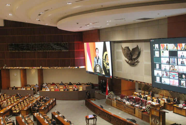 Setelah pembacaan sumpah, para anggota DPR PAW tersebut menanda tangani surat berita acara sumpah. Para anggota DPR PAW kemudian diberikan selamat oleh anggota DPR lainnya.
