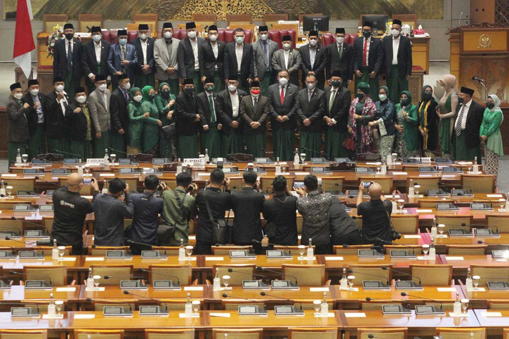 Para anggota Fraksi Partai Kebangkitan Bangsa (PKB) dengan sarungan berfoto bersama setelah Rapat Paripurna DPR Masa Persidangan II Tahun Sidang 2021-2022 di Kompleks Parlemen, Senayan, Jakarta, Senin, 1 November 2021.