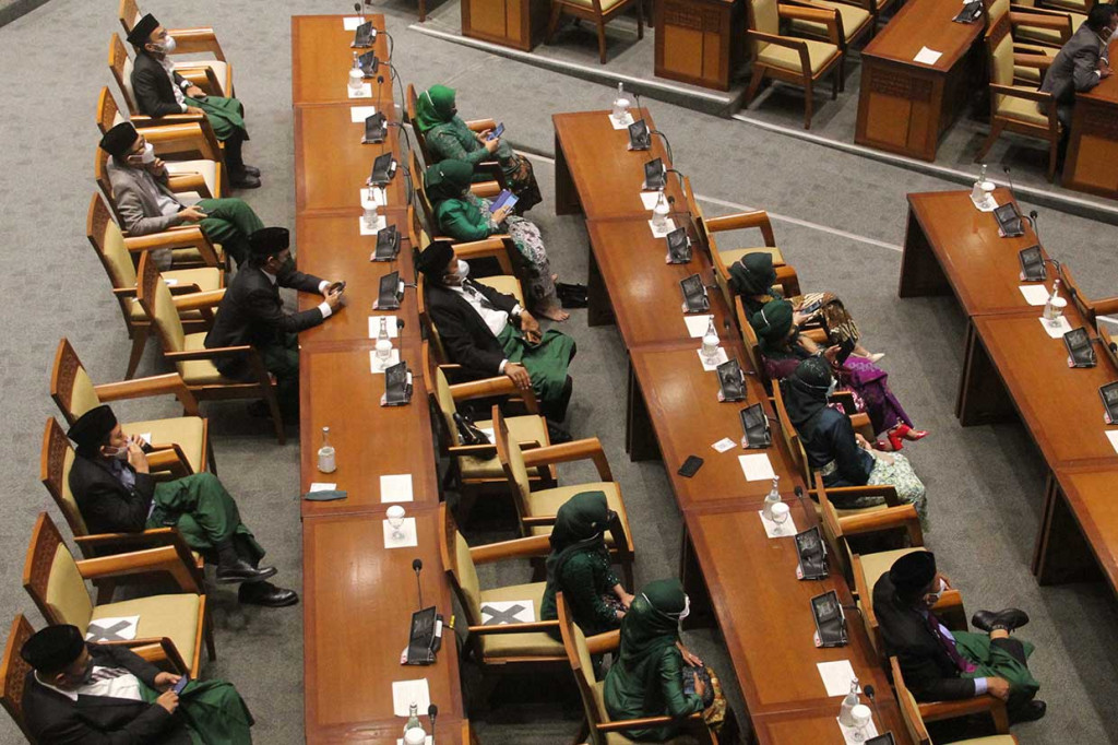 Para anggota Fraksi Partai Kebangkitan Bangsa (PKB) dengan sarungan mengikuti jalannya Rapat Paripurna DPR Masa Persidangan II Tahun Sidang 2021-2022 di Kompleks Parlemen, Senayan, Jakarta, Senin, 1 November 2021.